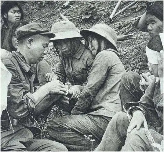 戳穿对越反击战女解放军被做成海豹人的谣言