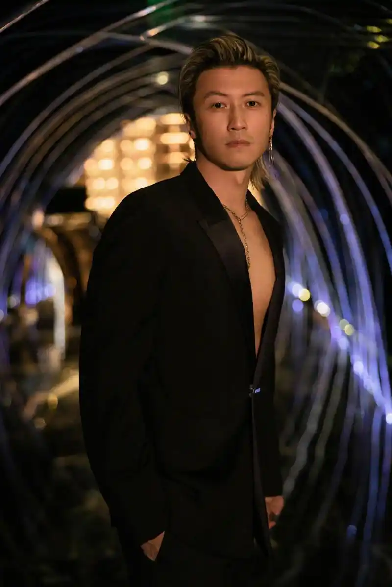 谢霆锋震撼回归:挑染新发真空上阵少年魅力再现《活着viva》光芒