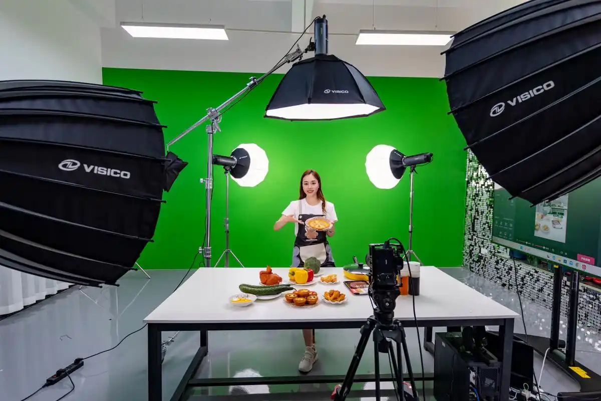 一个30平方的美食直播间灯光该怎么布置