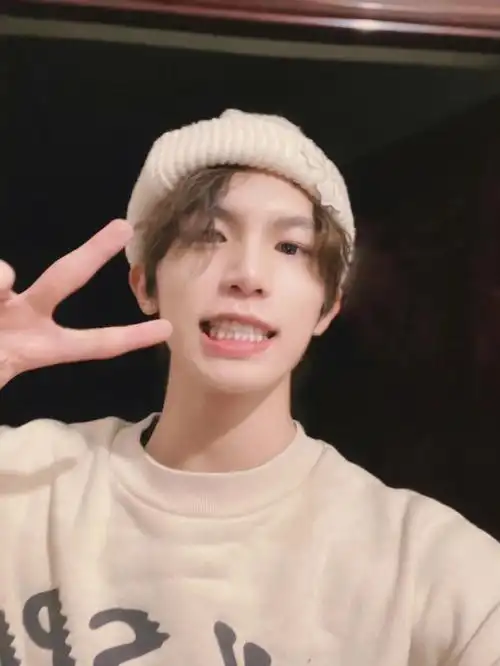 十七(本名李政),2002年1月6日出生于四川省成都市,中国内地说唱男歌手