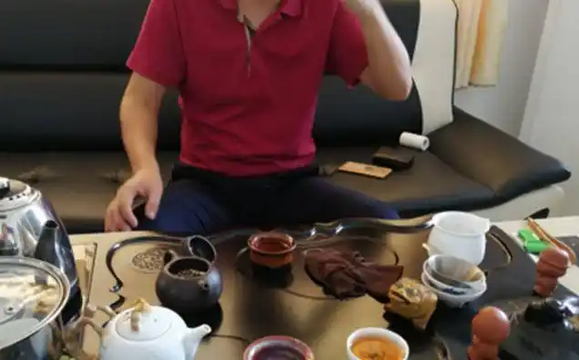 下班后,在办公室里,老板递给孙师傅一杯茶.