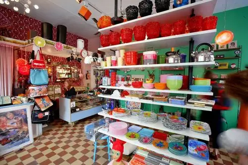 小型个性饰品店室内置物架装修图