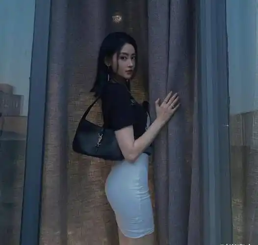 原创张天爱这身材确实好黑色t恤配白色包臀裙侧面看s形真是羡慕