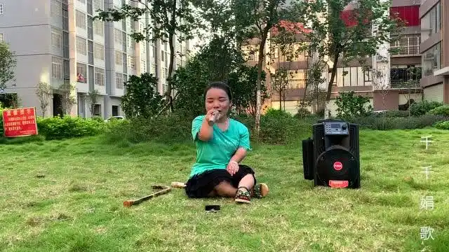 真厉害袖珍美女歌手一曲《想着你亲爱的》好听极了,不输祁隆