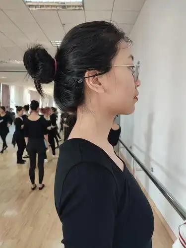 脖子前倾,侧脸丑到没朋友. 我好难受啊,那么多人看到我侧面这么丑qaq