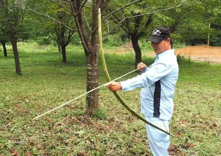 抓野猪,住洞窟,上演真人版"鲁滨逊漂流记"