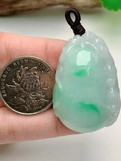 清爽水润飘绿福瓜翡翠挂件