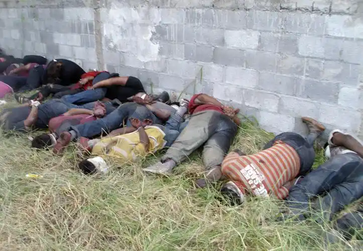 可能是企图经由墨西哥潜入美国的偷渡客,他们遭武装组织绑架和枪杀只