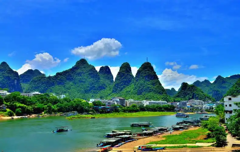 蓝天白云下的山水风景