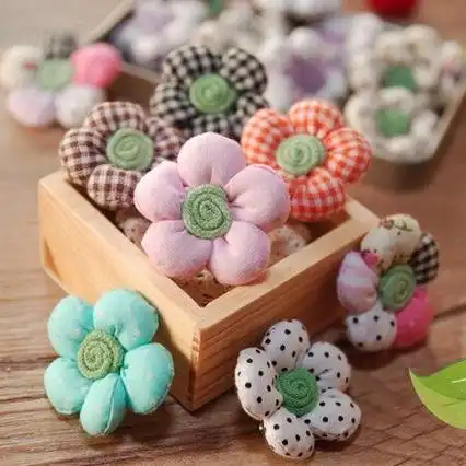 一,手工自制装饰品·樱花胸针 1,准备一块方形的布料,因为我们所制作