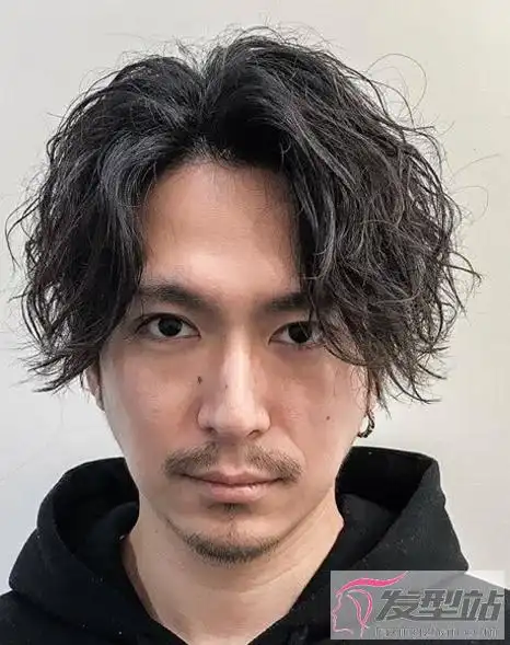 男生染黑茶色好看吗染黑茶色用不用漂头发