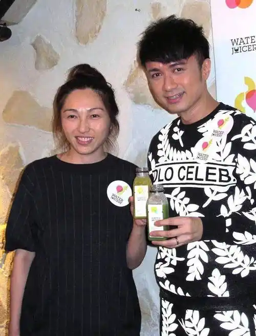 原创古巨基素人老婆不漂亮穿黑裙气色不好不自信但看着自然舒服