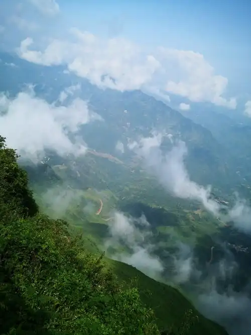 云南丘北县羊雄山看云