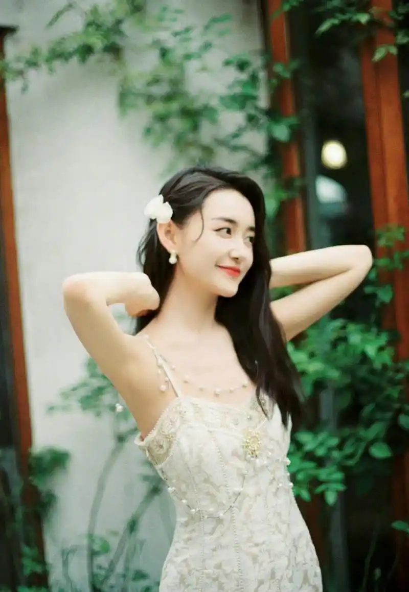 蒋依依珍珠吊带裙#  [微风][微风] #蒋依依# 夏日清新组图释出