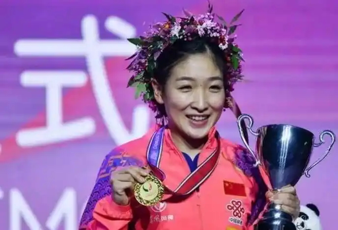 刘诗雯那时她的身高还没有台子高,所以她爸爸就垫了块小木板.