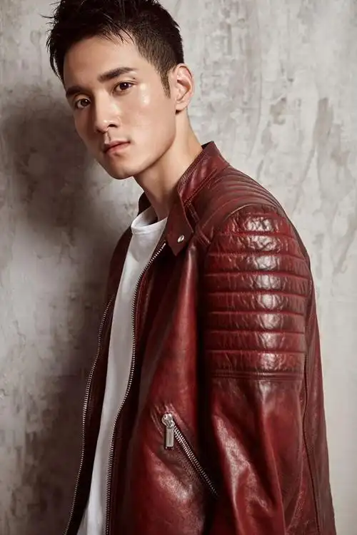 行走的荷尔蒙!何奉天红皮衣卸下青涩