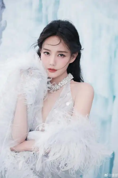 赵露思近照美爆全网:内娱普女脸居然变豪门千金颜!