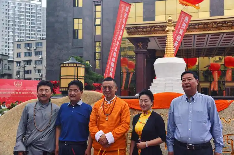 启雅尚国际酒店于2018年5月19日正式开业,著名歌手容中尔甲等嘉宾