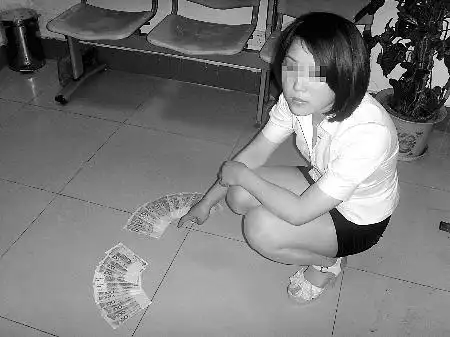 美容师指认盗窃的现金 通讯员 熊睿思 摄