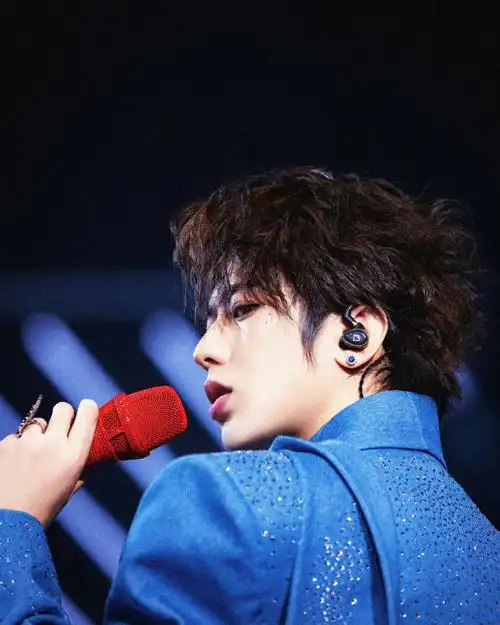 蔡徐坤长发##蔡徐坤新歌spotlight