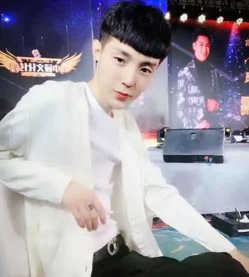 黑暗大美罕见晒娃高迪满身纹身抱着很有爱网友父爱如山