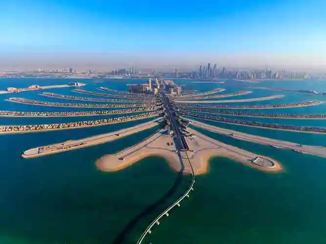 朱美拉棕榈岛(palm jumeirah)可能是迪拜辨识度最高的街区,在大多数