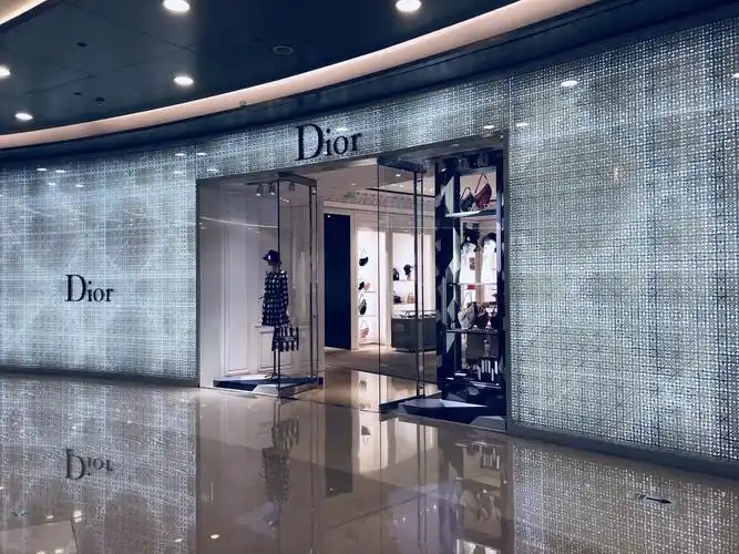 上世纪初,法国时装设计师克里斯汀·迪奥创立并成为一个经营女装