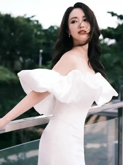 被董璇的海边写真惊艳到穿抹胸裙变小号水蜜桃性感又迷人