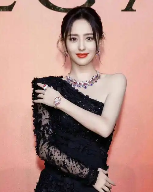 明星展示珠宝遭吐槽,高级情商:展示珠宝,低级情商:炫耀 .