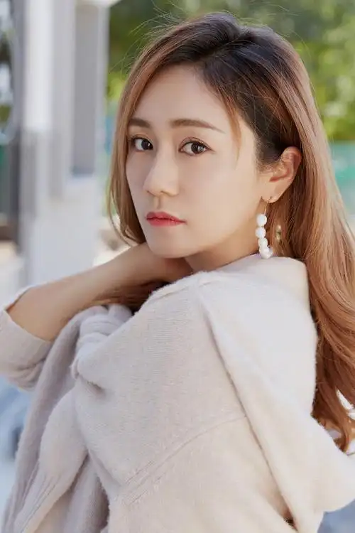 简介:刘芸复古温婉秋日写真图片,分享一组刘芸图片给大家,图中的明星