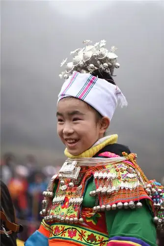 2月6日,身着盛装的苗族小朋友在团结村参加春节"跳月".