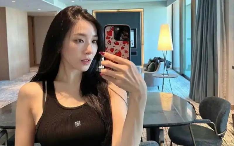 少女时代|【tiffany黄美英】ins更新!辣妹又性感帕尼!