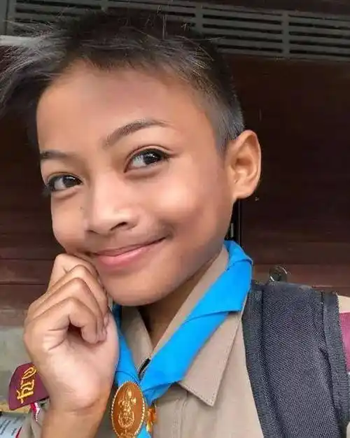 小学男生化妆成女生,成了网红还给家里买房!