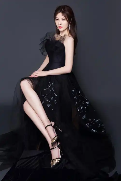 邬靖靖生日福利发放黑裙优雅白到发光