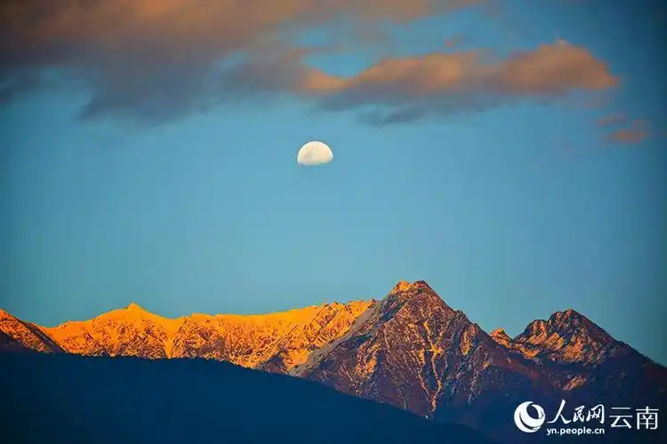 大理苍山现日月同辉景观