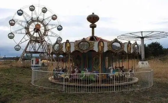 感觉被废弃的游乐园一直自带恐怖元素,生锈的摩天轮,斑驳的旋转木马