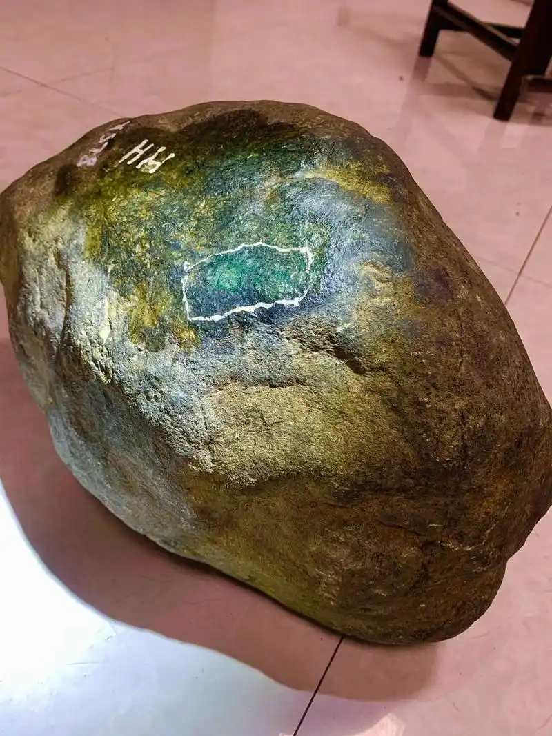 翡翠原石# #点击头像看直播# 42公斤莫湾基帝王绿色料 皮壳老辣翻沙