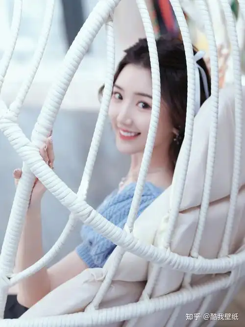 毛晓彤周末少女穿搭,蓝色毛衣小黑裙,纤腰细腿笑容甜美 - 知乎