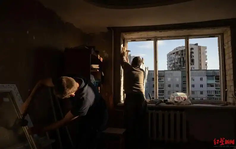 工人在安装新窗户