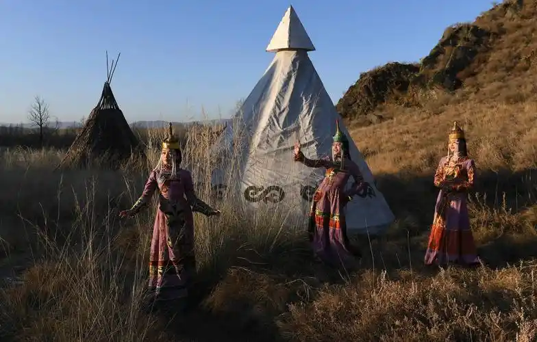 10月20日,在俄罗斯图瓦共和国的一处旅游景点,模特展示图瓦传统服饰.