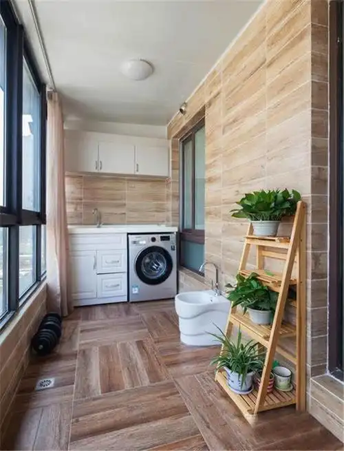 很多家庭都会选择把阳台的墙面,地面,甚至是屋顶都贴上瓷砖