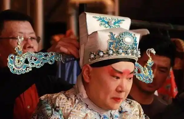 郭德纲穿蟒袍的样子像完全变了个人似的!_周信芳_京剧_麒麟