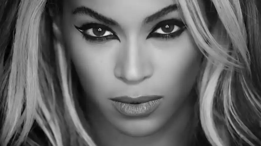 黑白色调唯美美女桌面壁纸