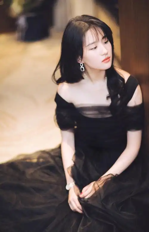 刘亦菲活动美照,身着一款黑色礼裙端庄秀丽