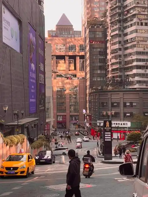 解放碑街头打卡重庆的曼哈顿