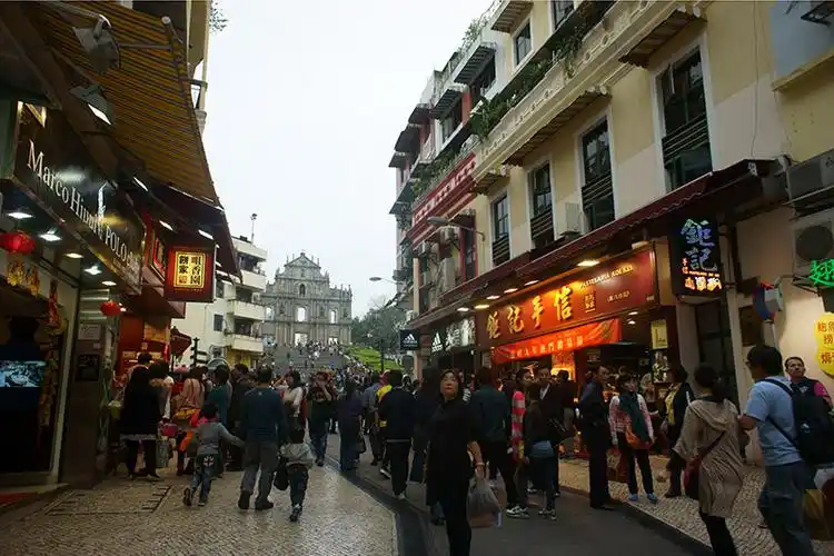 街,白天广场游人如织,摩肩接踵,喷水池边经常坐满了人,到澳门旅游的人