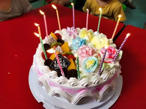 园长妈妈还给孩子们准备了一个漂亮的生日蛋糕 祝孩子们生日快乐!