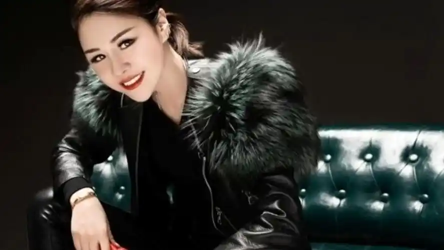 花姐新歌《奉陪》完整版来了!花姐的音乐世界等你探索!