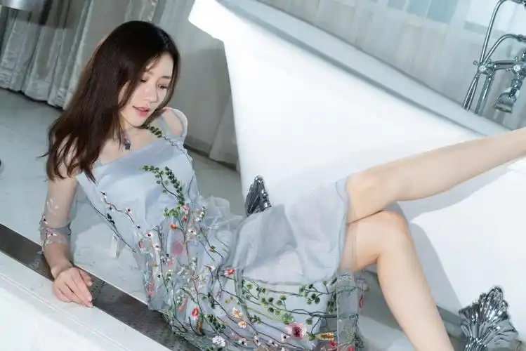 克拉女神江琴浴缸美腿好看裙子4k美女壁纸