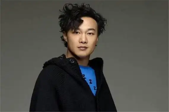 陈奕迅,出生于1974年,中国香港人,知名男歌手,陈奕迅以情歌最为拿手